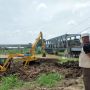 Berpacu dengan Waktu, 17 Alat Berat Dikerahkan Pemkab Gresik Buat Keruk Kali Lamong