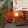 Viral Sosok Pria Duduk di Samping Truk yang Berhenti di Jalan Jadi Sorotan, Ini Sebabnya