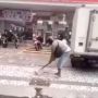 Murka! Gara-gara Istri Terpeleset dan Jatuh, Pria Ini Hancurkan Trotoar Jalan