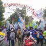 Geruduk Kantor Wali Kota Cimahi, Buruh Minta Naik Gaji Minimal 10 Persen Tahun Depan