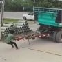 Heboh Sosok Pria Tarik Truk dengan Tangan Kosong, Publik: The Real Superhero
