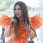 Suka Menggunakan Wig, Intip 10 Momen Titi DJ Melepas Rambut Palsunya