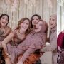 7 Gaya Artis Hadiri Siraman Ria Ricis, Ada yang Salah Kostum