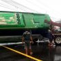 Banting Stir Hindari Mobil, Sebuah Bus Terguling di Simpang Empat Demak Ijo