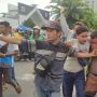Pria Berseragam Polisi Dihajar Massa di Medan, Warga: Bikin Malu Aja!