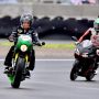 Jokowi Balapan di Sirkuit Mandalika Pakai Motor Modifikasi, Erick Thohir Pegang Bendera