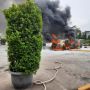 Mobil Mewah Hangus Terbakar di Rest Area KM 6 Tol Japek