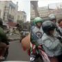 Viral! Tolong Pengendara Motor yang 'Oleng', Aksi Emak-emak Ini Bikin Warganet Terenyuh