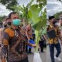 Viral Aksi Rombongan Datang Kondangan Bawa Pohon Pisang sampai Bebek