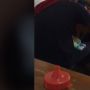 Viral Pria Gercep Lakukan Ini saat Lihat Ayah Makan sambil Pangku Bayi, Warganet Salut