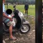 Waduh! Asyik Nonton Sepak Bola, Bapak Ini Tak Sadar Rokoknya Dibuang Anak