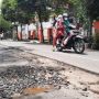 Pengendara Motor Sering Terjatuh, Warga Keluhkan Pembongkaran Akses Jalan Mas Suharto