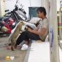 Berbagi Makanan dengan Kucing, Aksi Pemulung Ini Bikin Warganet Terenyuh