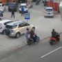 Dua Sejoli Berantem di Pinggir Jalan, Pemotor Sampai Dilempar Sesuatu oleh Kekasihnya