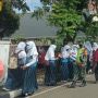 Sambut Kedatangan Presiden, Pelajar dan Emak-emak Berbaris di Jalan Sambil Pegang Bendera