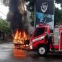 Mogok Saat Hujan Deras Mobil Suzuki Carry Langsung Terbakar di Jembrana Bali