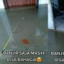 Bahagia Meski Banjir, Pria Ini Sempat-sempatnya Mancing di Depan Pintu