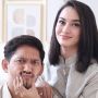 Kondangan Berdua, Gaya Kasual Ririn Ekawati dan Suami Pakai Busana Nuansa Kuning