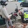 Viral Polisi Bantu Pengendara Motor yang Habis Bensin, Netizen: Emang Baik Pak Dadang Mah