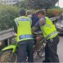 Nekat! Pemotor Terobos Tol Semanggi Tanpa Helm, Ngaku Hendak Ke Karawang