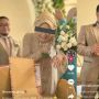 Tamu Kondangan Bawa Foto Pengantin ke Pelaminan, Warganet: Meresahkan!