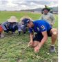 Terciduk! Pembalap WSBK Toprak Razgatlioglu 'Ngarit' Bareng Petani di Sirkuit Mandalika