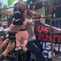 Polisi Evakuasi 7 Balita yang Dibawa Demo di Gedung KPK