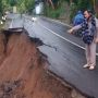 Awas! Harap Hati-hati Jalan di Tosari Pasuruan Ambles Kondisinya Seperti Ini