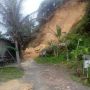 Bukit Setinggi 10 Meter Longsor, Rumah Warga Terisolir dan Akses ke Parangendok Terganggu