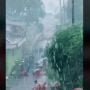 Viral, Jemaah Salat Jumat di Bawah Guyuran Hujan, Bikin Warganet Haru