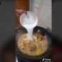 Aksi Lelaki Masak Bak Main Debus, Ngulek Sambal Pakai Kepalan Tangan