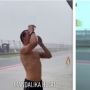 Viral Aksi Pembalap Mandi di Tengah Sirkuit Mandalika, Banjir Komentar Kocak Warganet