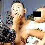 Suami Pasrah Lagi Gendong Anak Malah Dirias Istri, Hasil Make Up Disorot