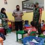 Kompaknya Bhabinkamtibmas dan Babinsa di Solo Edukasi Anak Soal Prokes Covid-19