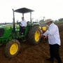 Menteri Pertanian Syahrul Yasin Limpo Ajar Presiden Jokowi Tanam Jagung Pakai Traktor