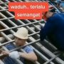 Terlalu Semangat Buat Genteng, Kepala Kuli Bangunan Ini Jadi Tumbal Proyek