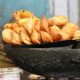 Bosan dengan Makanan yang Itu-itu Saja? Coba 5 Camilan Khas India Paling Enak Ini!
