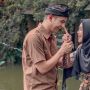 4 Pasangan Artis Ini Dikritik karena Terlalu Mesra dengan Pasangan Sah