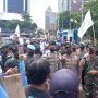 Kapolda dan Pangdam Temui Massa Buruh di Patung Kuda, Bagi-bagi Roti hingga Naik Kuda