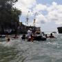 Umat Bisa Menyebrang ke Pura Luhur Tanah Lot Dengan Perahu Karet Saat Ombak Pasang