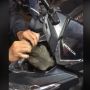 Cewek Ini Minta Bantuan Mekanik Bengkel Buka Cover Motornya, Isinya Mengejutkan