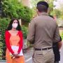 Terlalu Seksi, Pedagang Kaki Lima Ini Ditegur Polisi