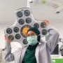 Enggak Ada Lawan! Nakes Ini Ikut Tren Ring Light Pakai Lampu Operasi, Bikin Minder
