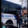 Tabrak Motor, Viral Bus TransJakarta Dirusak Sejumlah Pemotor di Simpang PGC Cililitan