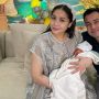 Ditemani Raffi Ahmad, Rayyanza Berjemur di Depan Rumah Baru Pakai Stroller Rp 98 Juta