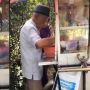 Viral Kakek 99 Tahun Jualan Ditemani Sang Istri, Alasannya Bikin Publik Terharu