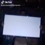 Cowok Ikut Tren Ring Light Pakai Televisi, Warganet Ngakak: Setara Cahaya Ilahi