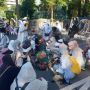 Massa Reuni 212 Berkumpul, Melantunkan Sholawat di Kawasan Barikade