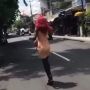 Viral WNA Berjalan di Tengah Jalan Raya Bak Model Catwalk, Picu Kemacetan