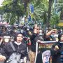 Dibubarkan Pasukan TNI-Polri Bermotor, Emak-emak Peserta Reuni 212 Kompak Pekik Takbir!